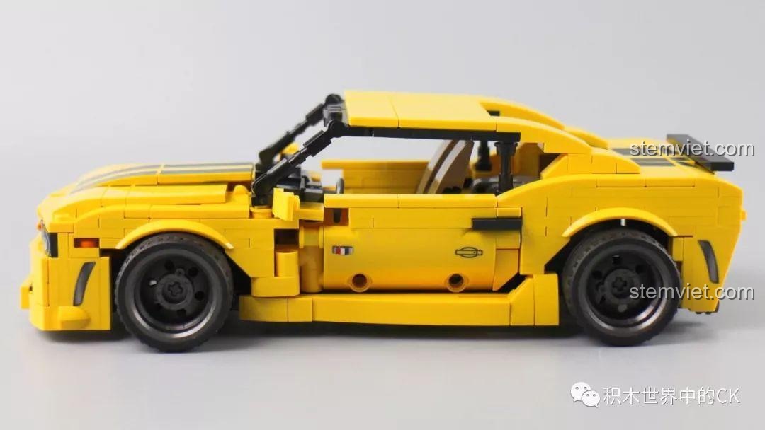 Mô hình xe Chevrolet Camaro nhìn từ bên hông, khoe dáng vẻ thể thao.