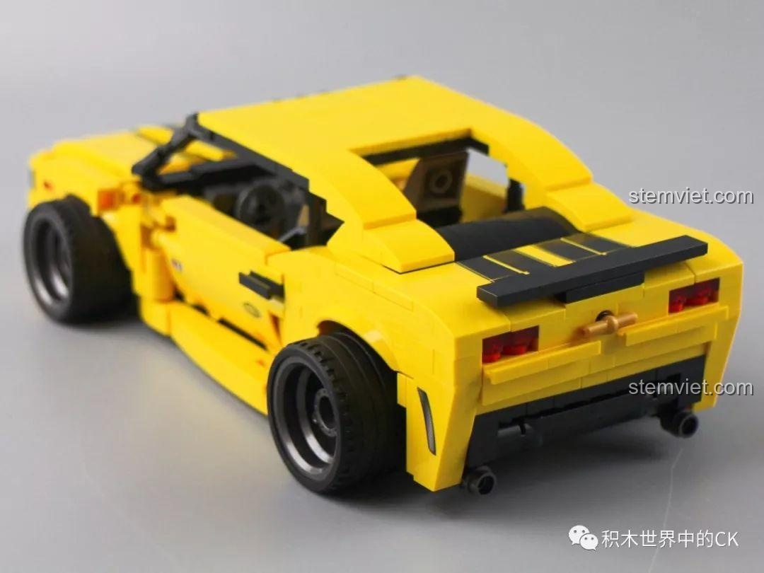 Phần đuôi xe của mô hình Bumblebee 701504 với cánh gió và ống xả kép.