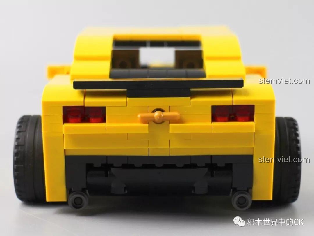 Đuôi xe SEMBO 701504 với đèn hậu và logo được tái hiện chi tiết.