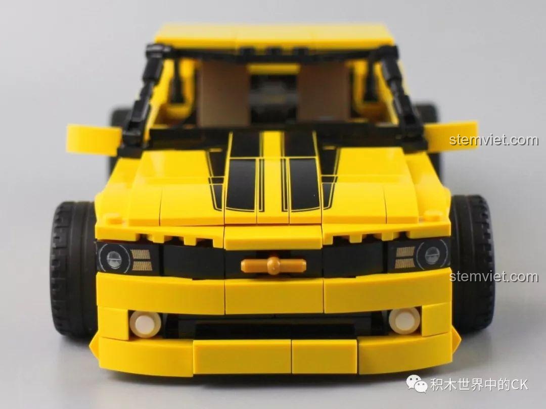 Mặt trước của Xe đua thể thao Camaro 701504 với lưới tản nhiệt hầm hố.