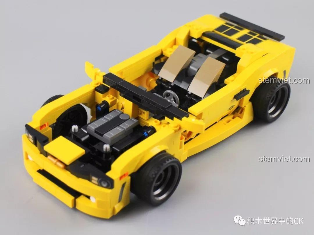 Mô hình Siêu xe Camaro 701504 sau khi lắp bánh xe và động cơ.