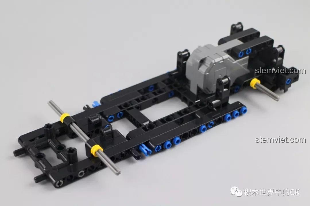 Giai đoạn lắp ráp khung gầm và động cơ kéo lùi của bộ xếp hình SEMBO 701504.