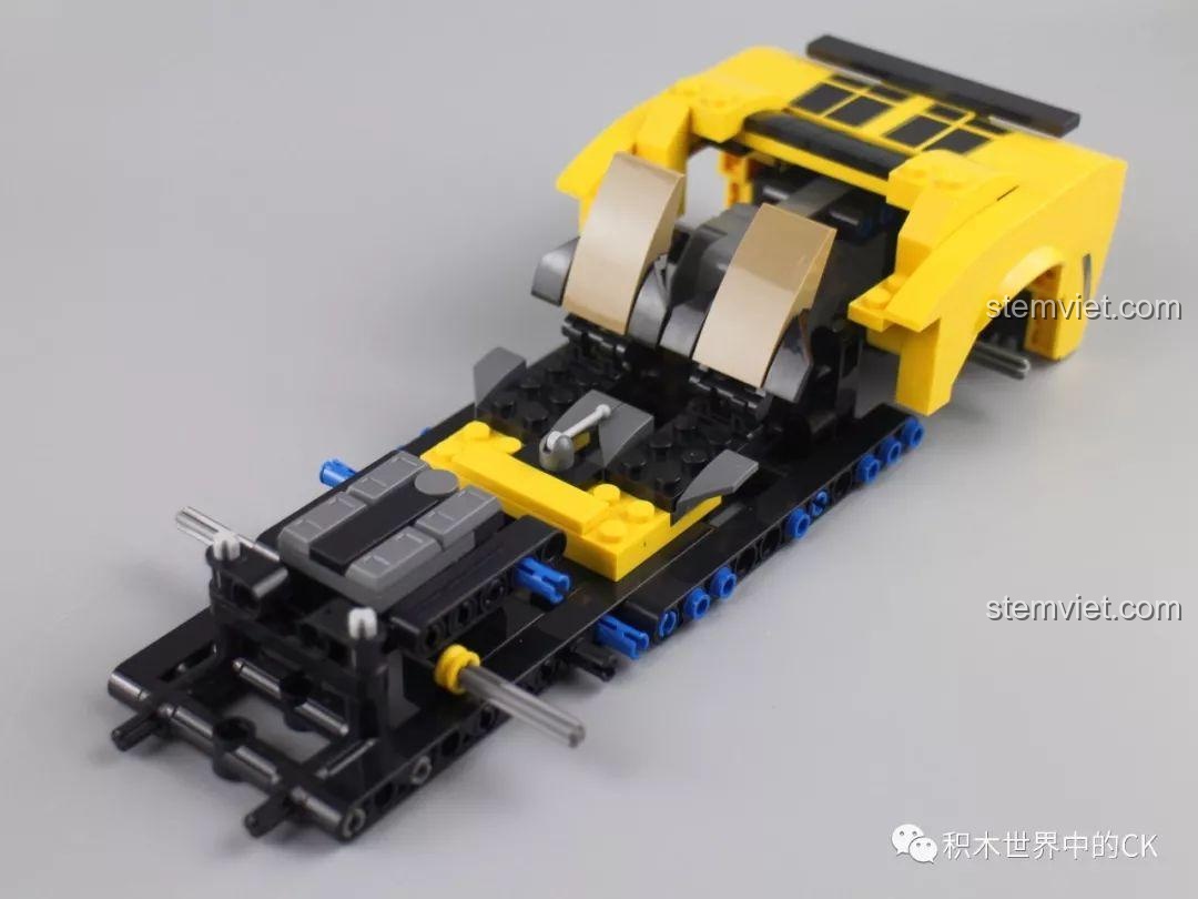 Chi tiết nội thất và ghế ngồi đang được lắp ráp cho mô hình Bumblebee.