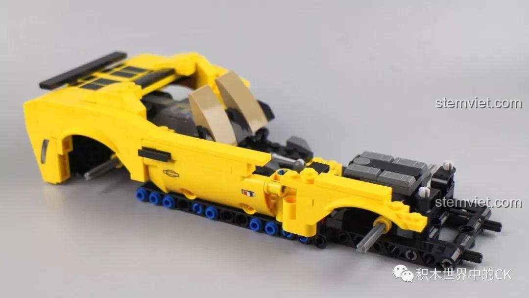 Quá trình lắp ráp thân xe của bộ đồ chơi lắp ghép Xe Chevrolet Camaro.