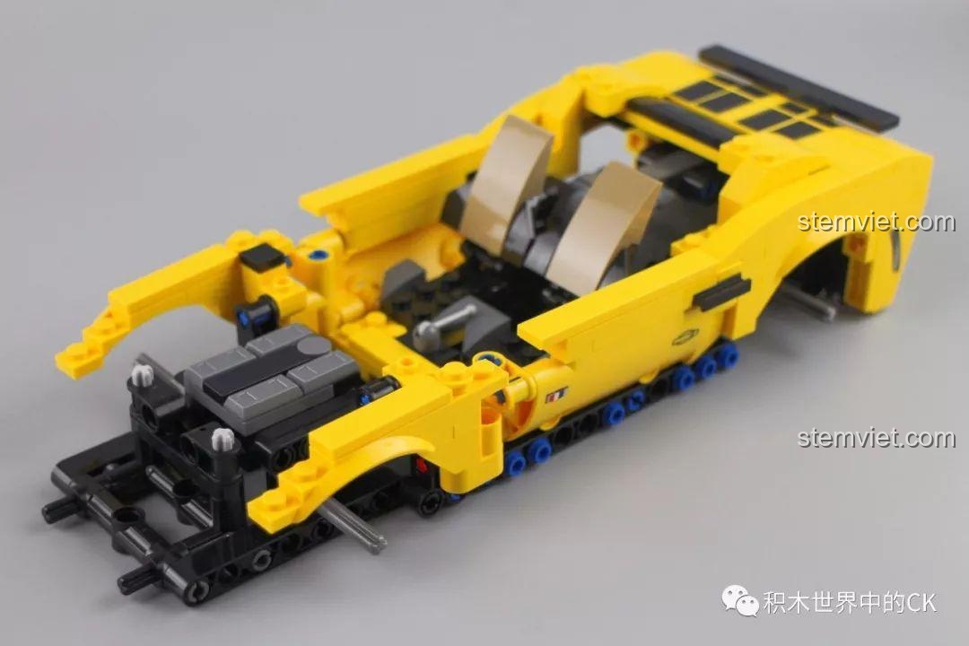 Mô hình xe SEMBO 701504 đang dần hoàn thiện phần thân vỏ.