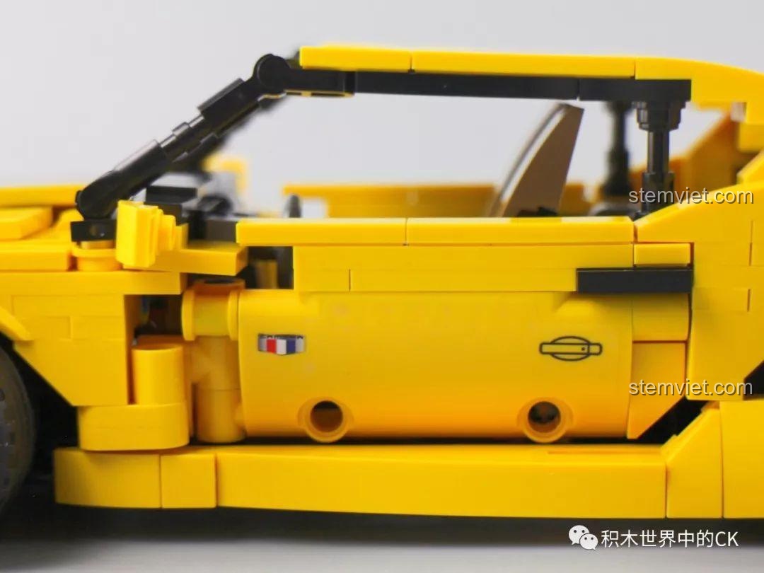 Cửa xe của mô hình có thể mở ra, cho thấy nội thất bên trong.