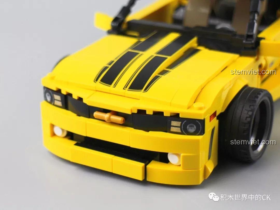 Nắp capo của mô hình Bumblebee có thể mở lên, để lộ động cơ bên trong.