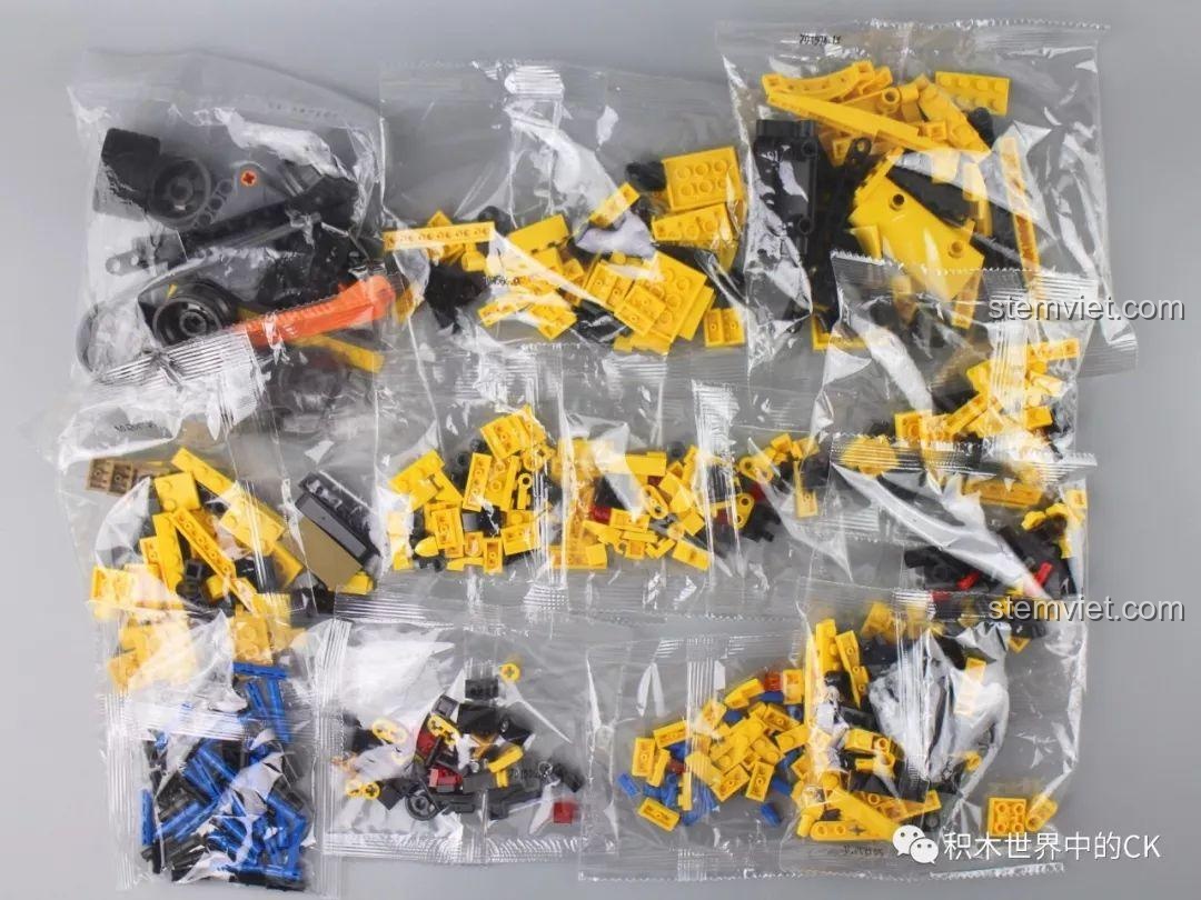 Các túi mảnh ghép chưa được phân loại của bộ lắp ráp Xe cơ bắp Mỹ Camaro, một thử thách thú vị.