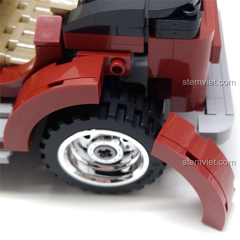 Chi tiết bánh sau của Xe Mercedes-Benz 770K Sembo 701650, cho thấy khả năng lắp ráp linh hoạt và độ bền của các mảnh ghép, đồ chơi mô hình đáng tiền.