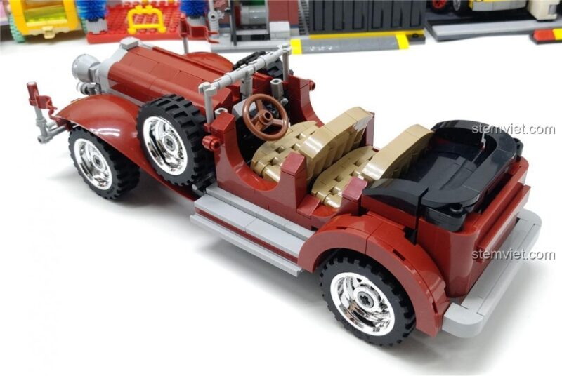 Xe hơi cổ điển Mercedes-Benz 770K Sembo 701650 từ góc nhìn phía sau, thể hiện vẻ đẹp vượt thời gian và chi tiết hoàn thiện tỉ mỉ, đáng tiền cho bé trai.