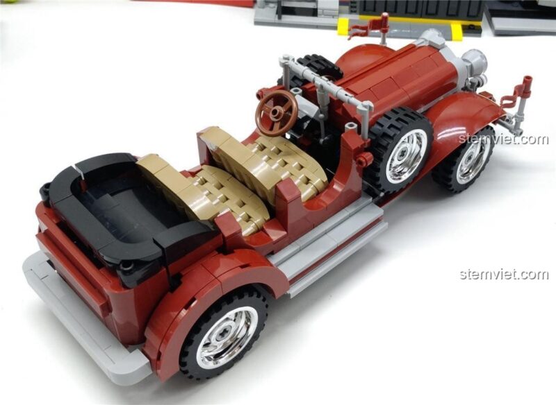 Góc nhìn từ trên xuống của đồ chơi lắp ráp Sembo 701650 Xe Mercedes-Benz 770K cổ điển, nổi bật với động cơ kéo lùi và chi tiết nội thất tinh tế, món quà giá trị.