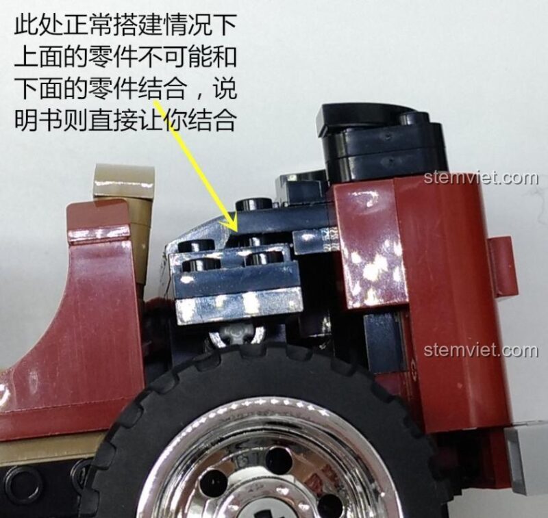 Cận cảnh lỗi lắp ráp trong hướng dẫn của bộ đồ chơi Sembo 701650 Xe Mercedes-Benz 770K cổ điển, cần lưu ý khi lắp ráp để đảm bảo độ chắc chắn.