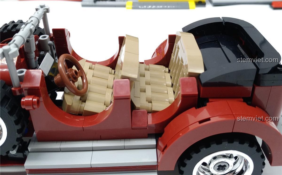 Nội thất ghế ngồi màu nâu của đồ chơi mô hình Xe Mercedes-Benz 770K Sembo 701650, mang lại trải nghiệm lắp ráp chân thực và thú vị cho bé trai.