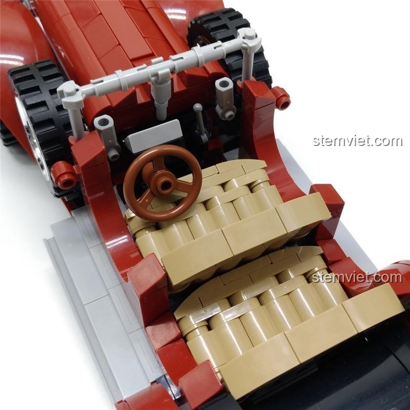 Góc nhìn từ trên xuống nội thất của bộ đồ chơi Sembo 701650 Xe Mercedes-Benz 770K cổ điển, với vô lăng và ghế ngồi được thiết kế chi tiết, phù hợp cho bé trai 6 tuổi.