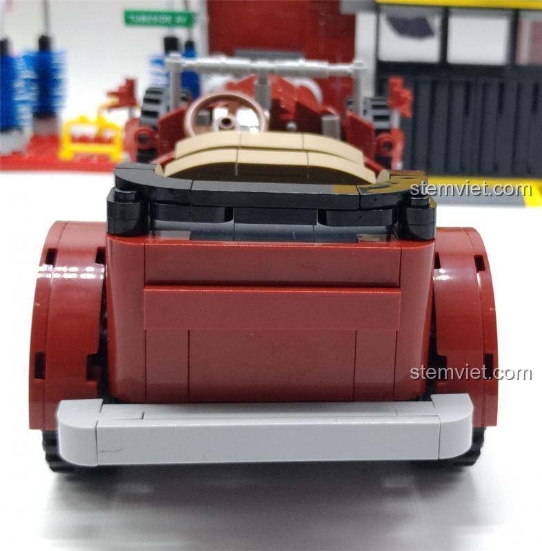 Phía sau của bộ đồ chơi Sembo 701650 Xe Mercedes-Benz 770K cổ điển, với thiết kế chắc chắn và màu sắc chủ đạo là đỏ, phù hợp cho bé trai 6 tuổi.