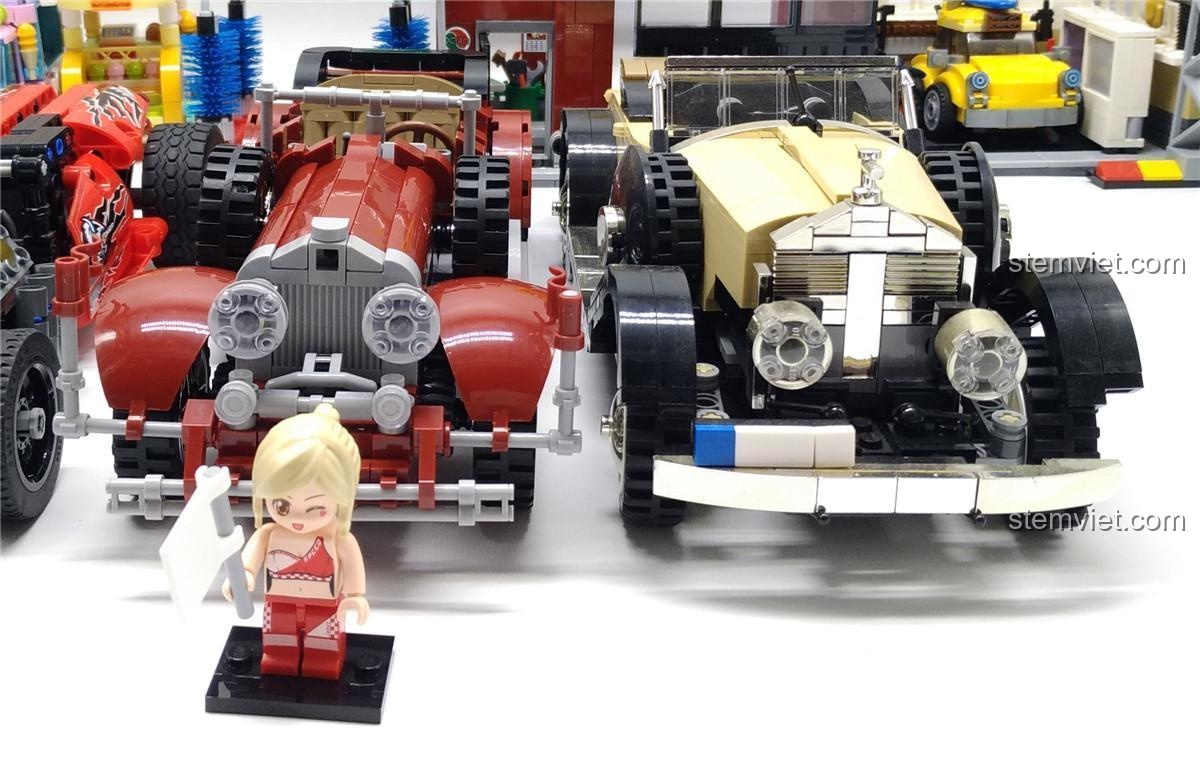 Xe Mercedes-Benz 770K Sembo 701650 được đặt cạnh minifigure, giúp hình dung rõ hơn về kích thước thực tế của mô hình, đồ chơi lắp ráp giá tốt cho bé trai.