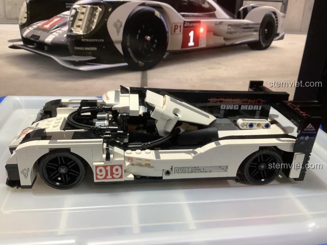 Cận cảnh phần thân và buồng lái của đồ chơi mô hình Xe đua Le Mans Porsche 919. Sản phẩm của SEMBO với mã 701652, chất lượng cao.