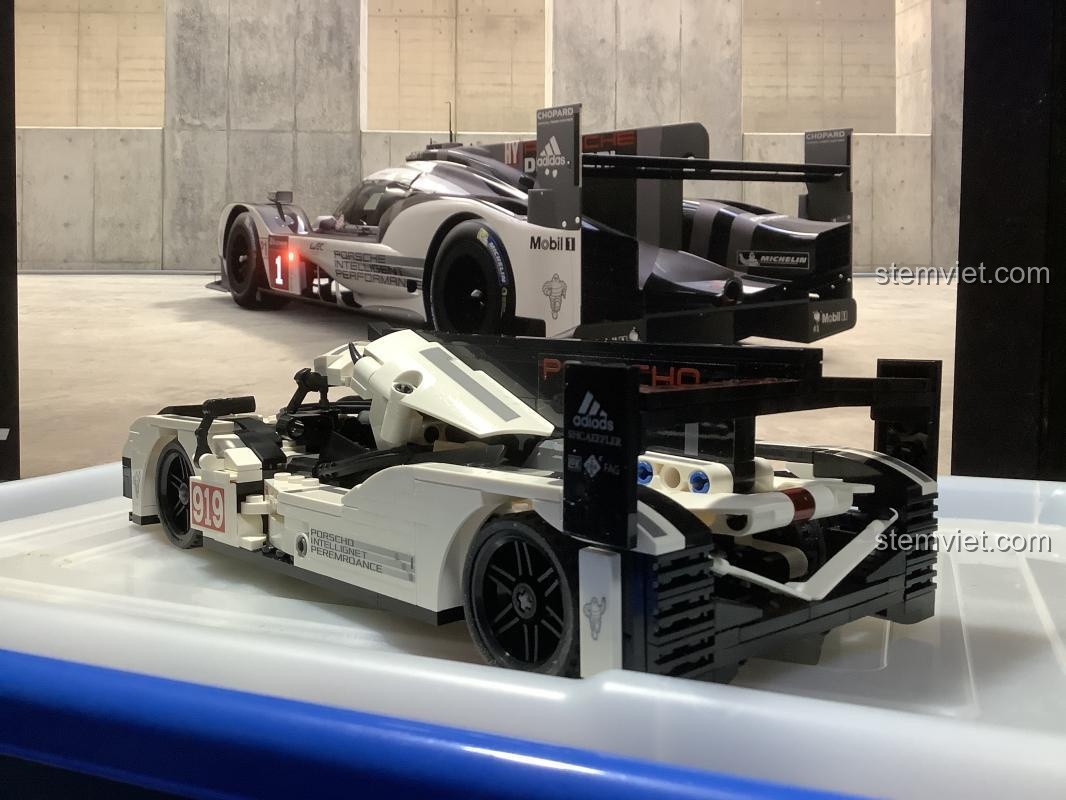 Chi tiết phần đuôi và cánh gió lớn của bộ xếp hình Xe đua Le Mans Porsche 919 mã 701652. Thiết kế tinh xảo, phù hợp cho bé trai yêu thích tốc độ.