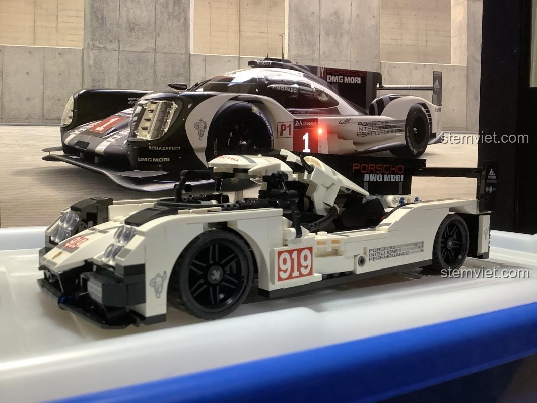 Góc nhìn 3/4 của Xe Đua Porsche 919 Hybrid SEMBO 701652, thể hiện các đường nét sắc sảo và bộ decal dán chi tiết. Một bộ lắp ráp SEMBO 701652 đáng tiền.