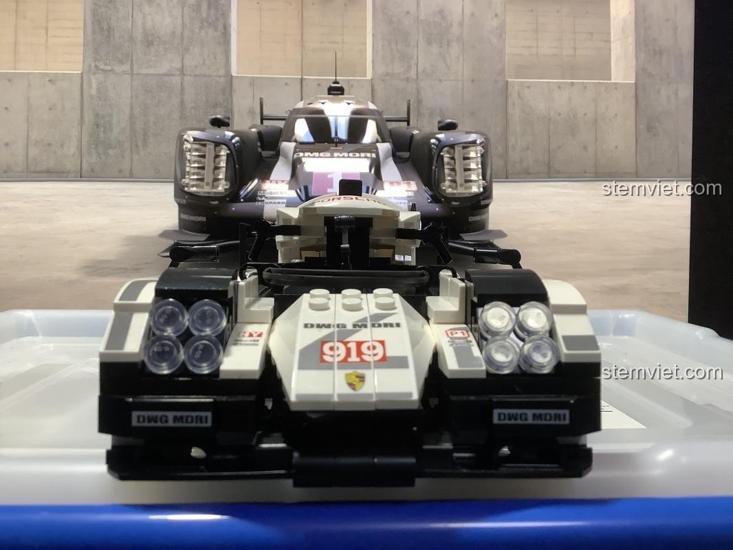 Mô hình SEMBO 701652 Xe Đua Porsche 919 Hybrid nhìn từ phía trước, khoe thiết kế khí động học và cụm đèn pha chi tiết. Đồ chơi mô hình Siêu xe đua Porsche 919.