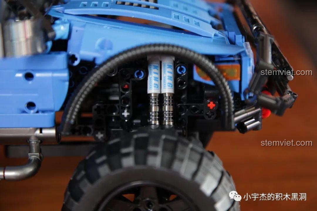 Bậc lên xuống bên hông của mô hình SEMBO 701990 Ford F-150 Raptor.