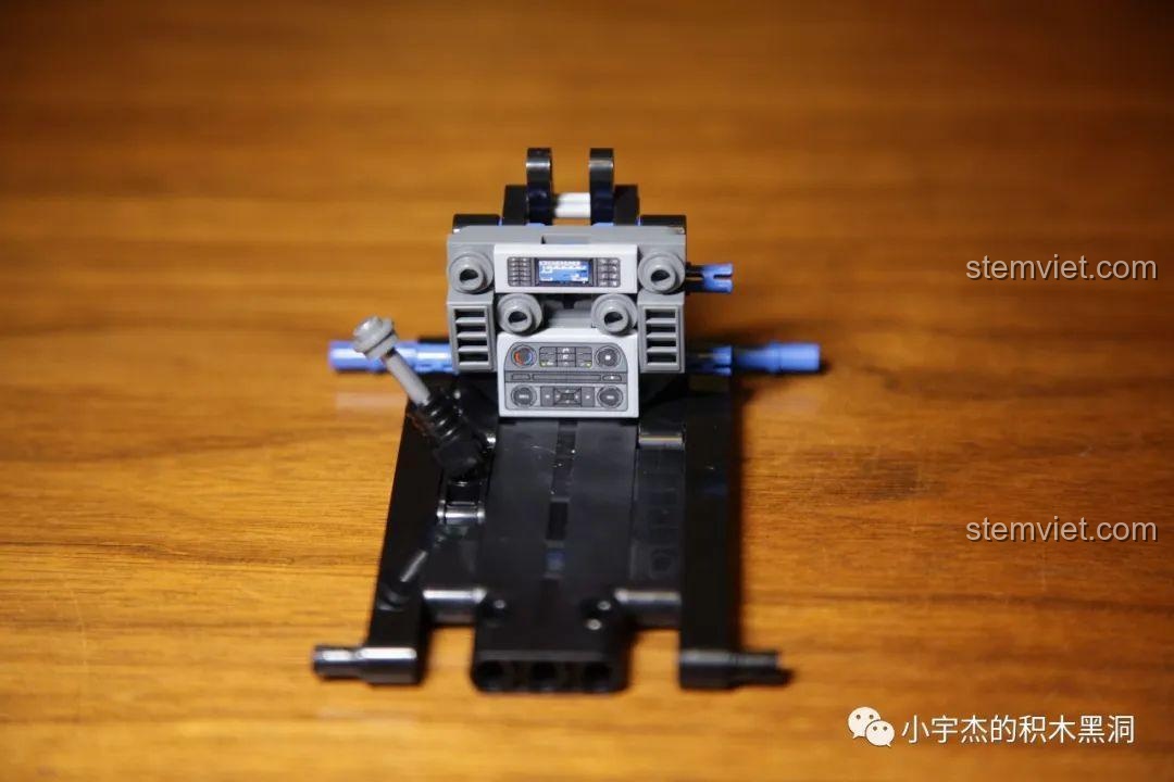 Bảng điều khiển trung tâm và cần số của mô hình SEMBO 701990 Ford F-150 Raptor, với chi tiết sticker.