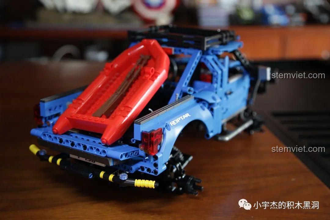 Bánh xe và lốp gai địa hình của mô hình SEMBO 701990 Ford F-150 Raptor, khác biệt so với phiên bản cũ.