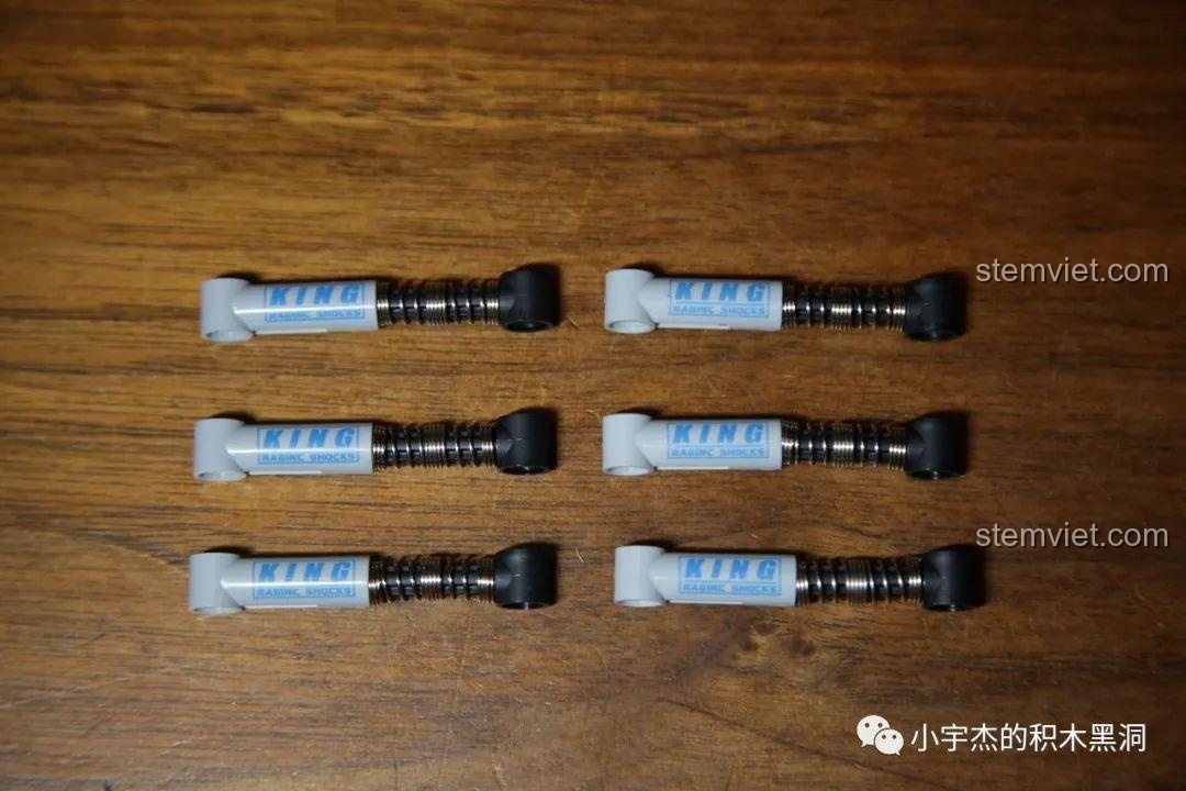 Các bộ giảm xóc có in chữ 'KING' và 'Raginc Shocks' của mô hình SEMBO 701990 Ford F-150 Raptor, thể hiện chi tiết và chất lượng.