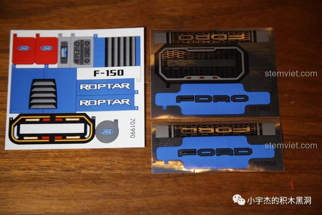 Hai bộ sticker đi kèm bộ lắp ráp SEMBO 701990 Ford F-150 Raptor, dùng để trang trí chi tiết xe.