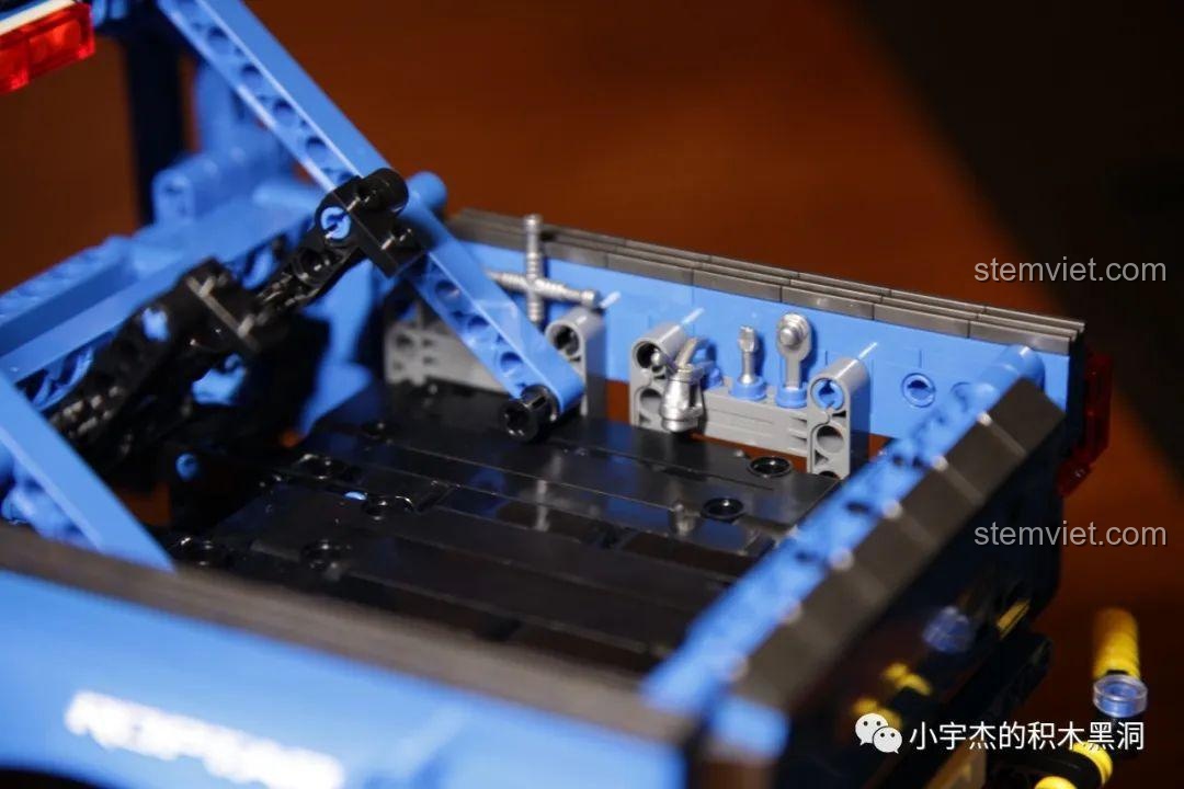 Cản sau của mô hình SEMBO 701990 Ford F-150 Raptor với logo Ford và đèn hậu.