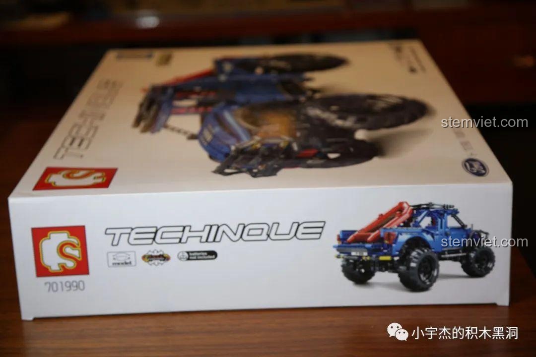 Cạnh bên hộp đồ chơi lắp ráp SEMBO 701990 Ford F-150 Raptor, hiển thị mã sản phẩm và logo Ford.