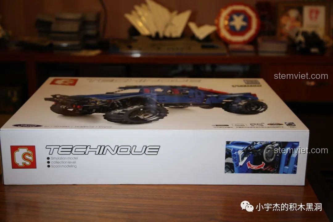 Cạnh bên khác của hộp đồ chơi lắp ráp SEMBO 701990 Ford F-150 Raptor, với hình ảnh chi tiết nội thất.