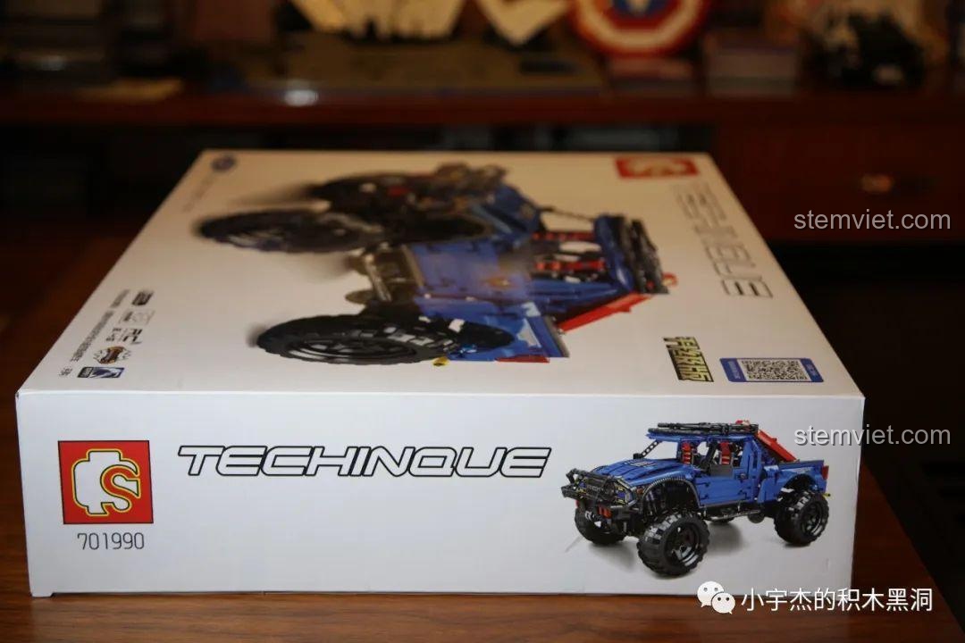 Cạnh bên thứ ba của hộp đồ chơi lắp ráp SEMBO 701990 Ford F-150 Raptor, với góc nhìn tổng thể xe.