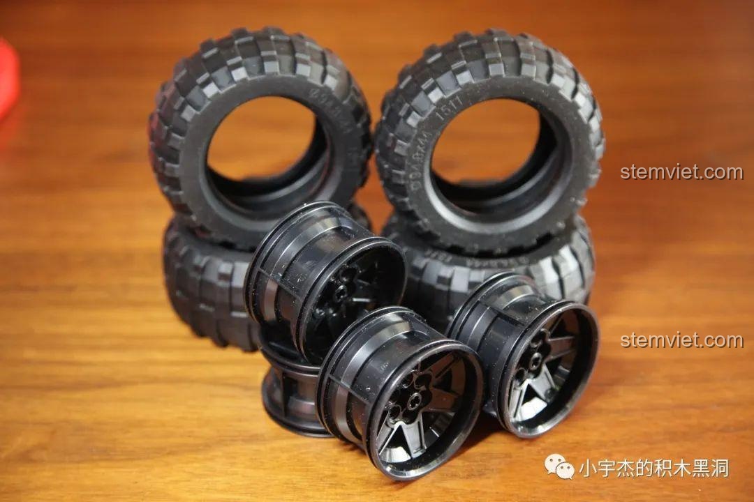 Góc nhìn bên cạnh của mô hình SEMBO 701990 Ford F-150 Raptor đã lắp bánh xe.