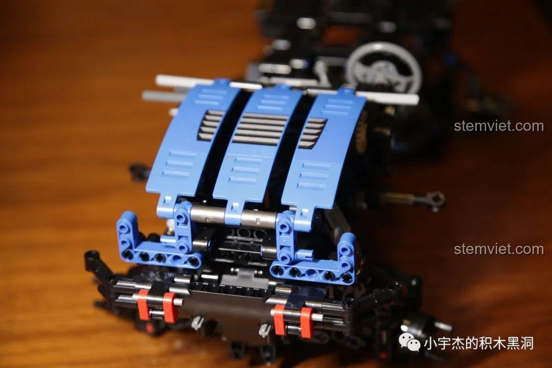 Cấu trúc nắp capo phía trước của mô hình SEMBO 701990 Ford F-150 Raptor, với các thanh kỹ thuật màu xanh.