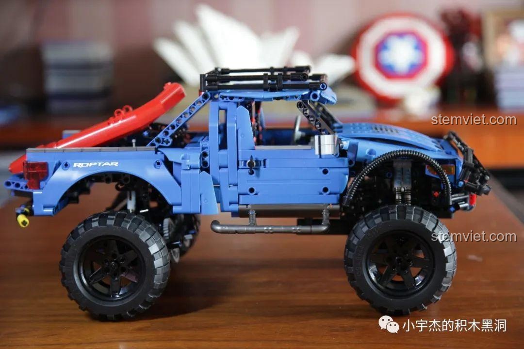 Mô hình SEMBO 701990 Ford F-150 Raptor với hai cửa mở, lộ rõ nội thất bên trong.