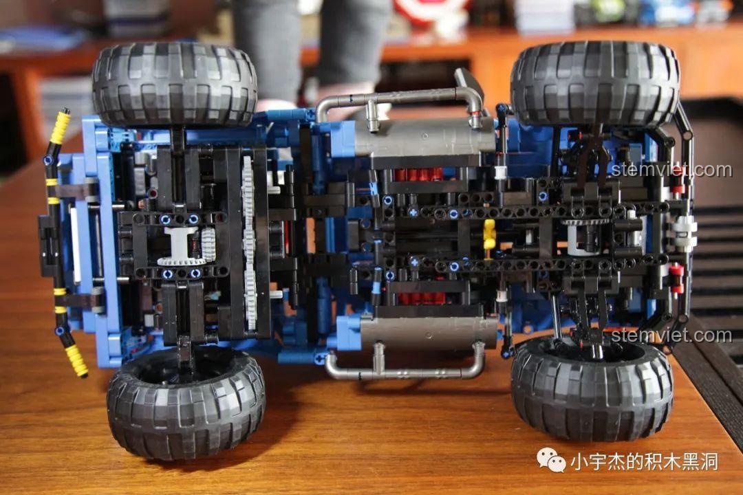 Cửa sổ trời của mô hình SEMBO 701990 Ford F-150 Raptor.