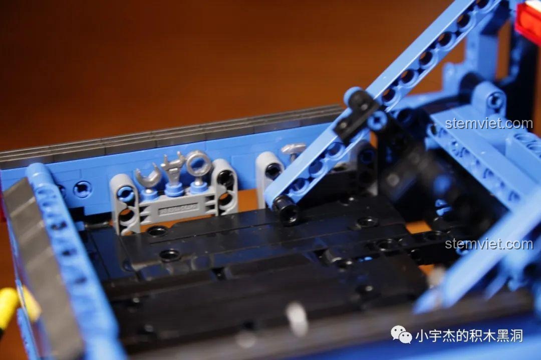 Các dụng cụ được đặt ở hai bên thùng sau của mô hình SEMBO 701990 Ford F-150 Raptor, tăng tính chân thực.