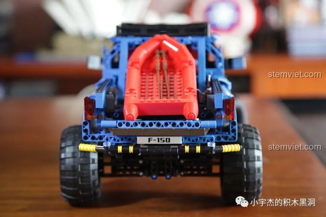 Mặt dưới của mô hình SEMBO 701990 Ford F-150 Raptor, hiển thị cơ cấu bánh răng và hệ thống treo.