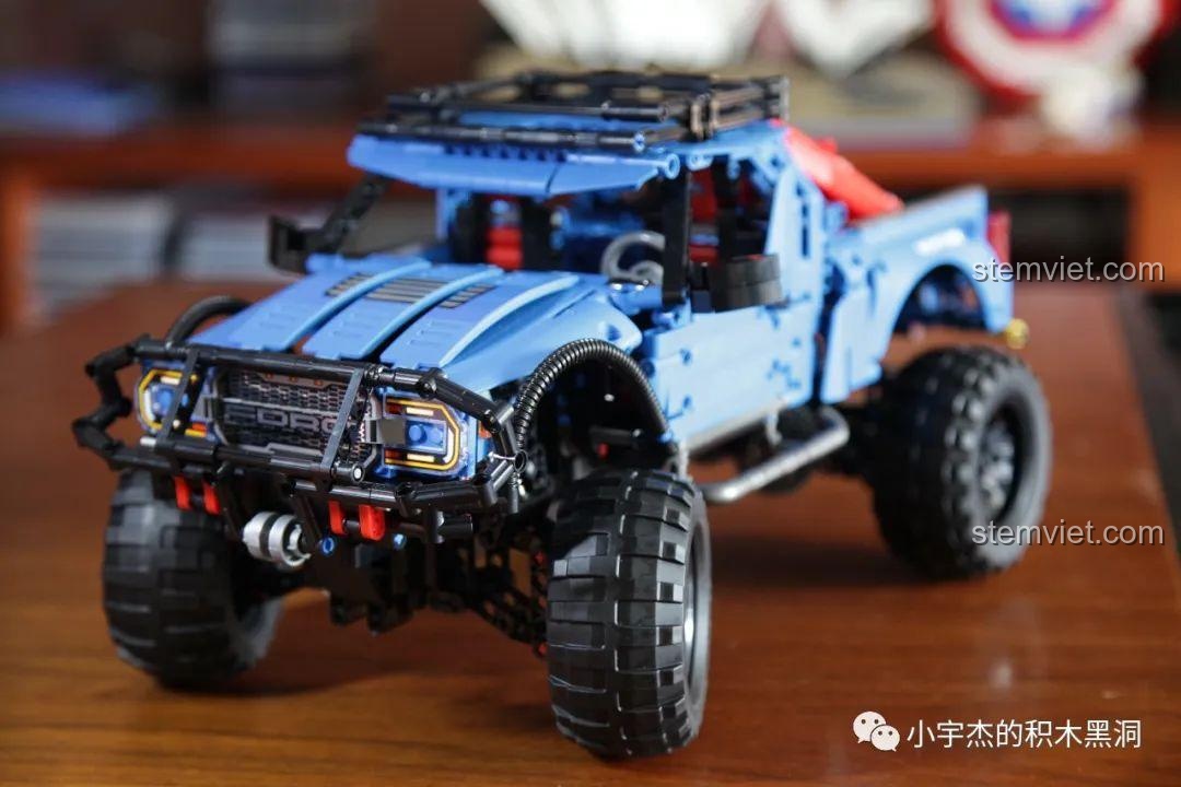 Cận cảnh hệ thống giảm xóc kép của mô hình SEMBO 701990 Ford F-150 Raptor.