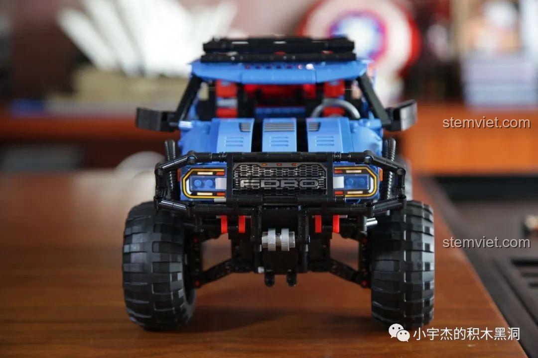 Góc nhìn chéo của mô hình SEMBO 701990 Ford F-150 Raptor đã hoàn thiện.