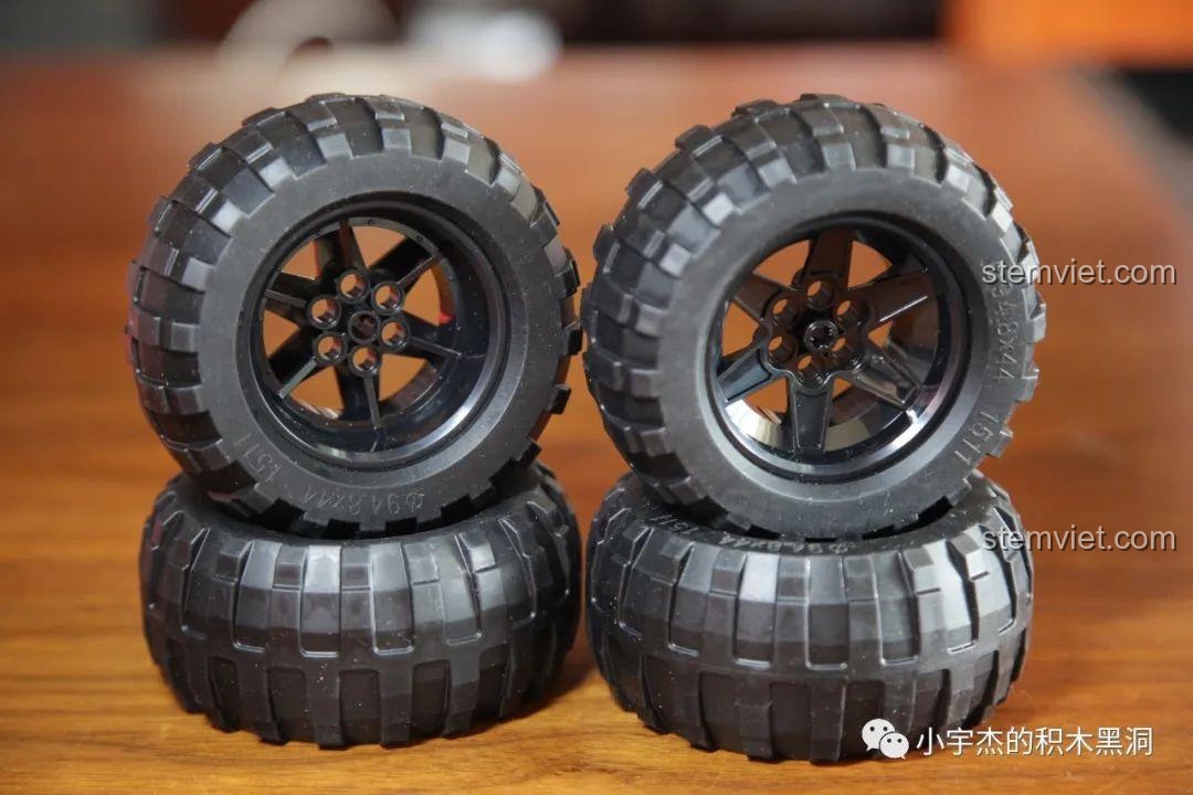 Góc nhìn từ phía trước và bên cạnh của mô hình SEMBO 701990 Ford F-150 Raptor đã hoàn thiện.