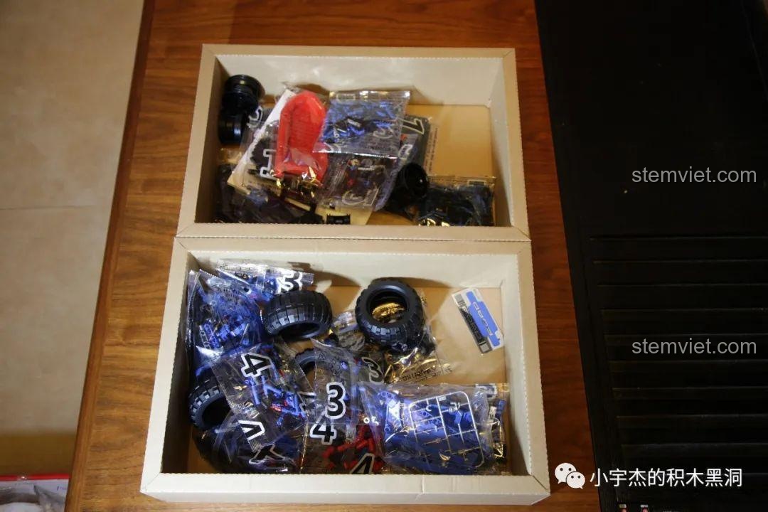 Các hộp nhỏ bên trong hộp lớn của bộ lắp ráp SEMBO 701990 Ford F-150 Raptor, chứa các túi linh kiện được phân loại.