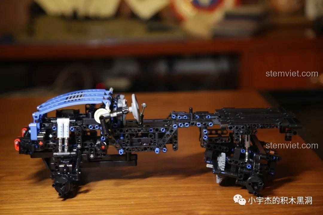 Khung gầm của mô hình SEMBO 701990 Ford F-150 Raptor với các chi tiết nội thất đang được lắp ráp.