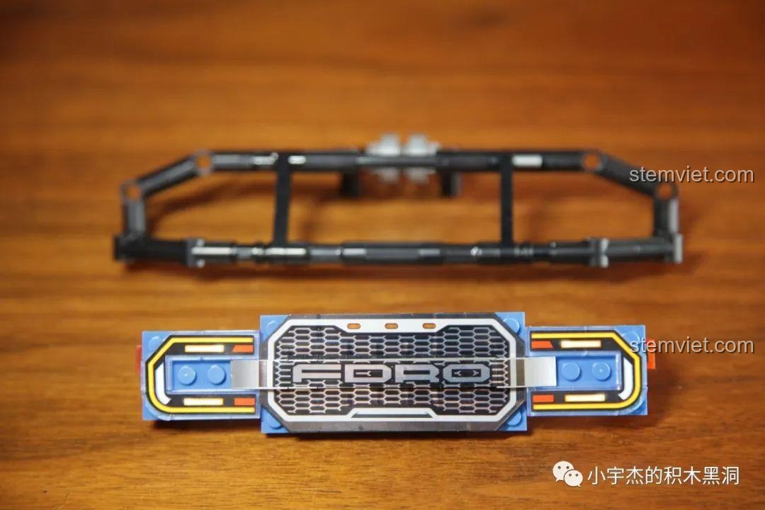 Phần đầu xe của mô hình SEMBO 701990 Ford F-150 Raptor đang dần hoàn thiện, với lưới tản nhiệt và đèn.