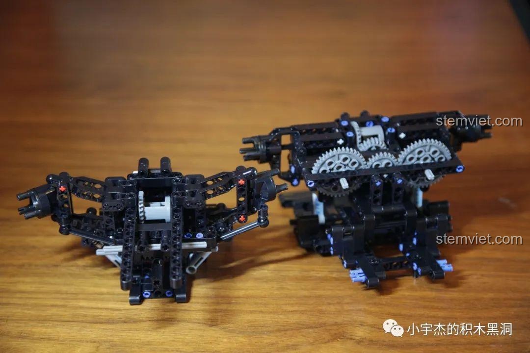 Góc nhìn khác về hệ thống treo đã lắp ráp của mô hình SEMBO 701990 Ford F-150 Raptor.