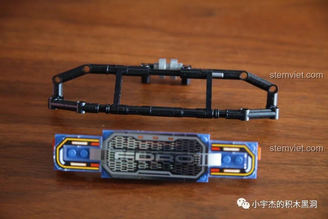 Cận cảnh các linh kiện cản trước của mô hình SEMBO 701990 Ford F-150 Raptor, với chi tiết sticker.