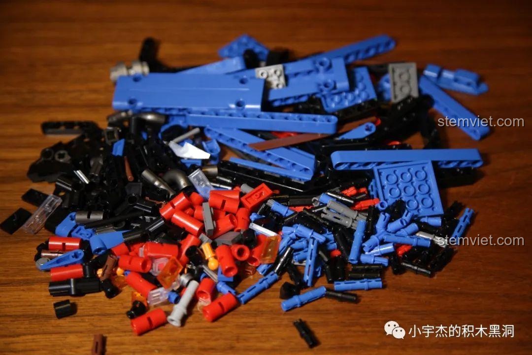 Các linh kiện tạo thành cản trước của mô hình SEMBO 701990 Ford F-150 Raptor, bao gồm lưới tản nhiệt và đèn.