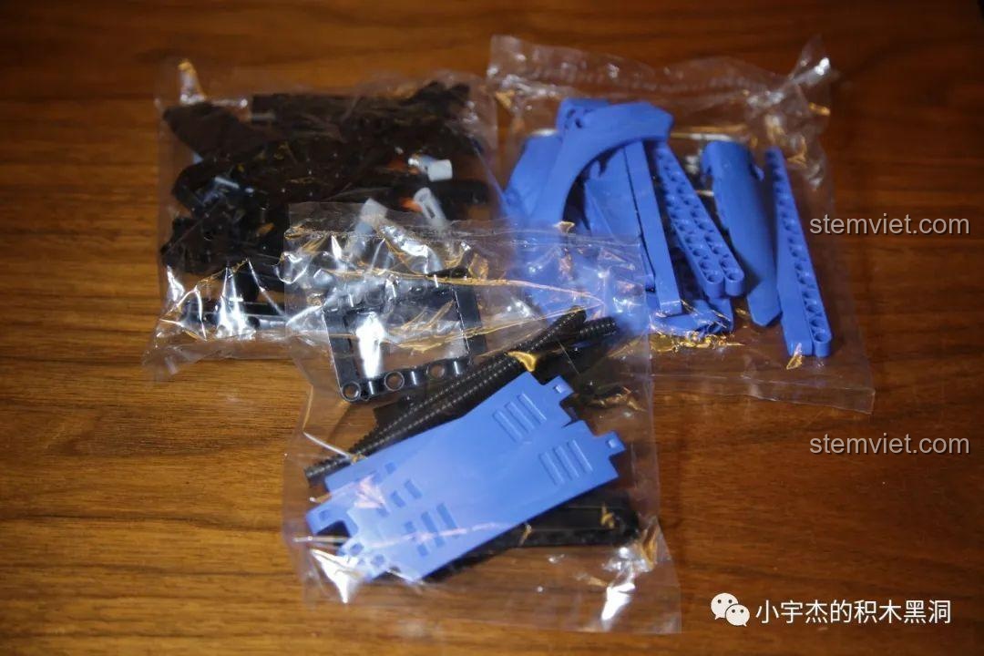 Các linh kiện chung của bộ lắp ráp SEMBO 701990 Ford F-150 Raptor, bao gồm các thanh kỹ thuật và chốt.