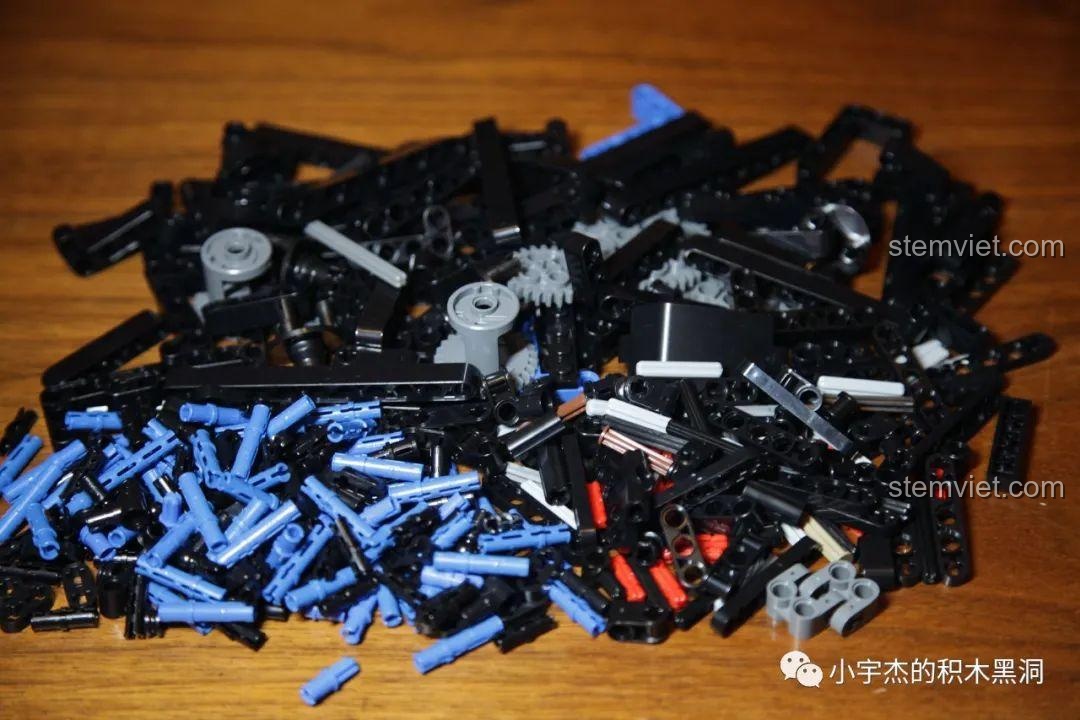 Các linh kiện từ túi số 1 của bộ lắp ráp SEMBO 701990 Ford F-150 Raptor được trải ra, sẵn sàng cho việc lắp ráp.